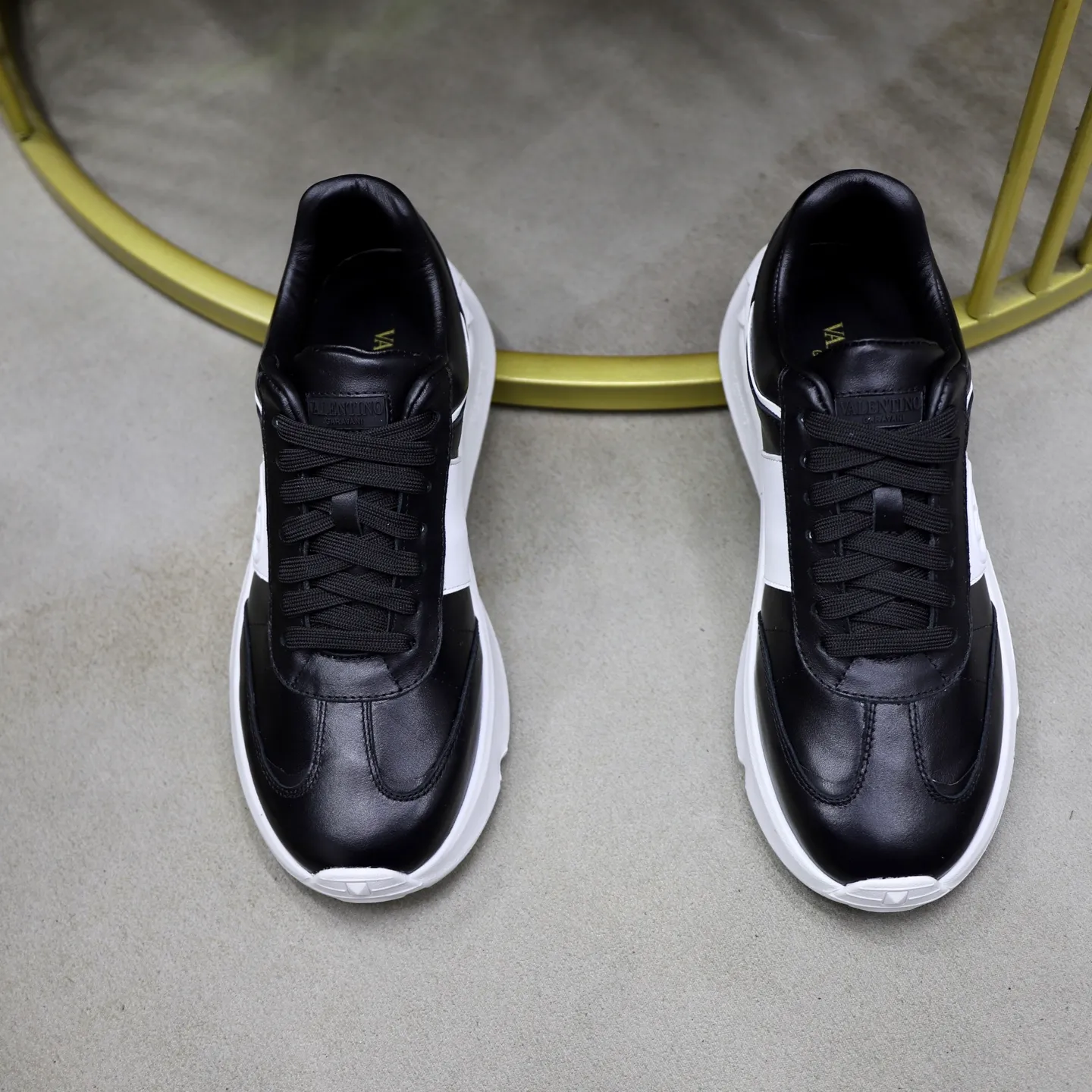 Ex-factory price: 420💰VALENTINO/Valentino Men's latest low-top thick-soled sports shoes are shipped. Made with heavy industry, men's fine casual sports shoes, versatile style. Original leather, rubber lines embellished with geometric segmented uppers, hand-sewn with precision, novel and fashionable style, rubber soles with rivet details on the front and back, VALENTINO GARAVANI LOGO printed on the side, and Valentino Garavani decorative inlay on the tongue. Logo, comfortable, breathable and durable on the feet! Comes with full original packaging! Code number: 38-39-40-41-42-43-44 (45 can be customized)